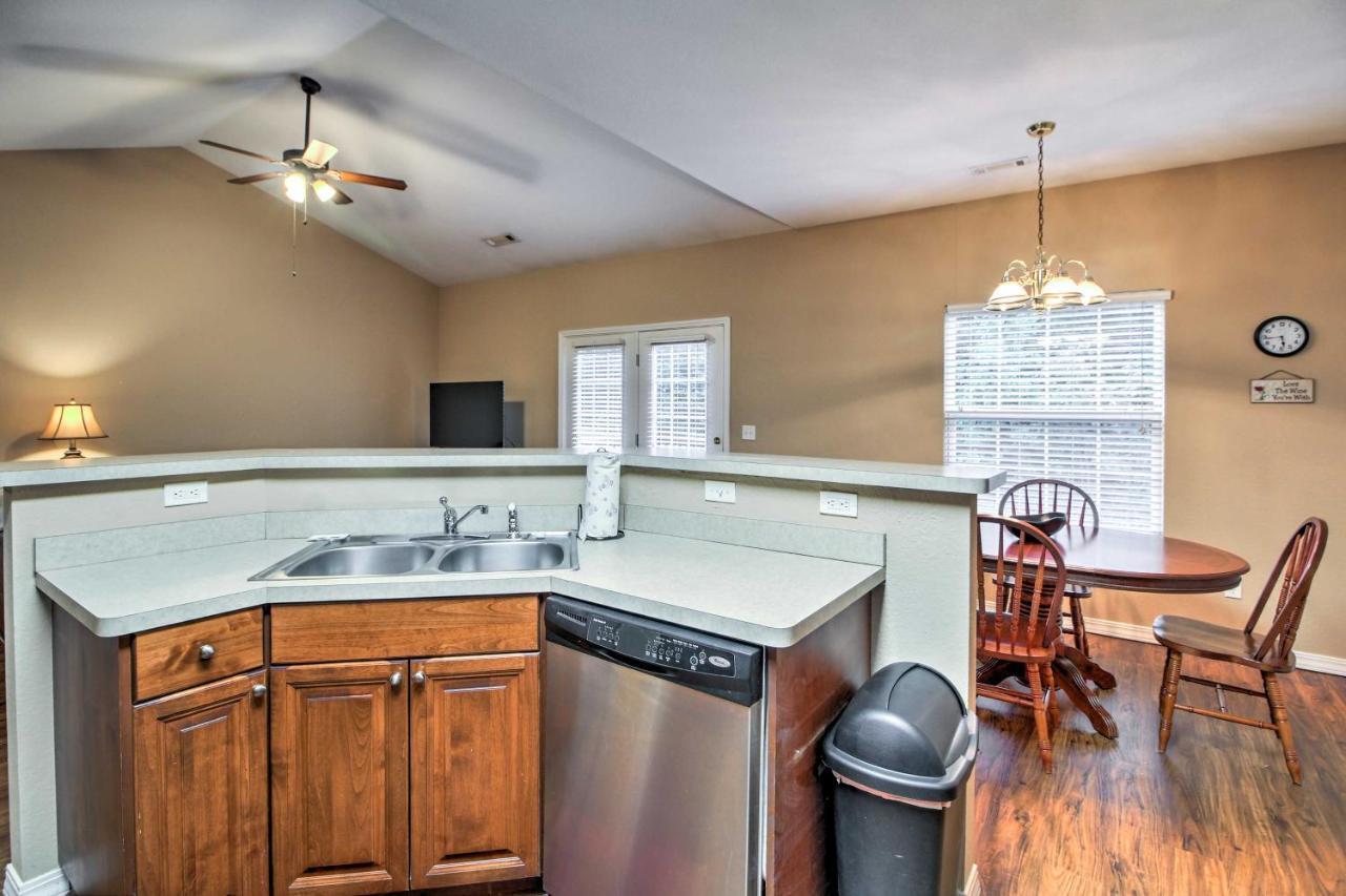 Branson Home With Deck Walk To The Strip And Creek! エクステリア 写真